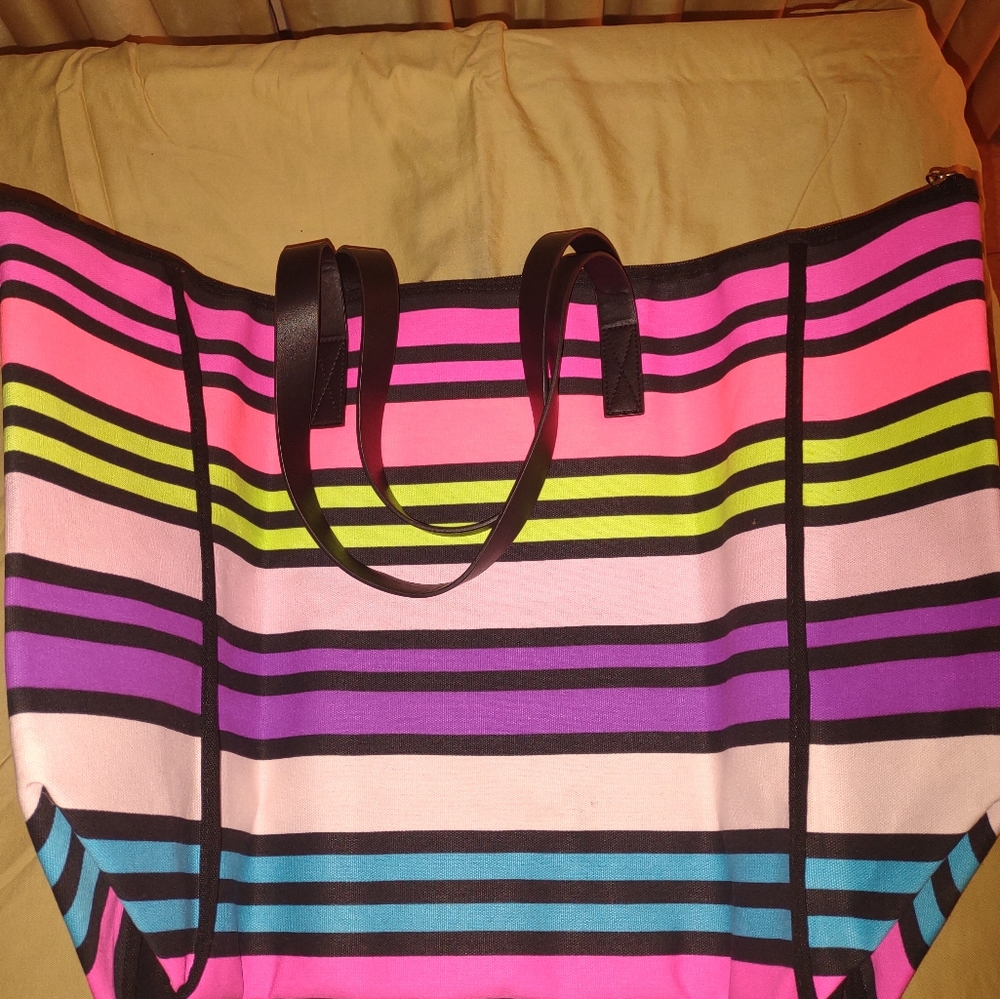 Victoria Secret - Picture 3 of 5